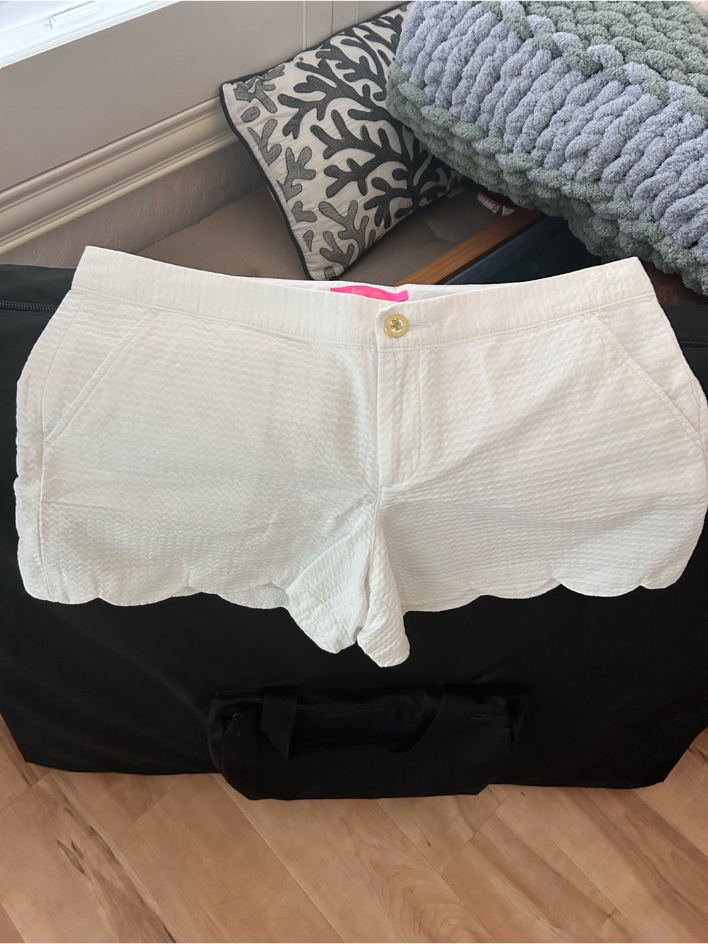 Lilly Pulitzer White Scallop Hem Shorts Size 12